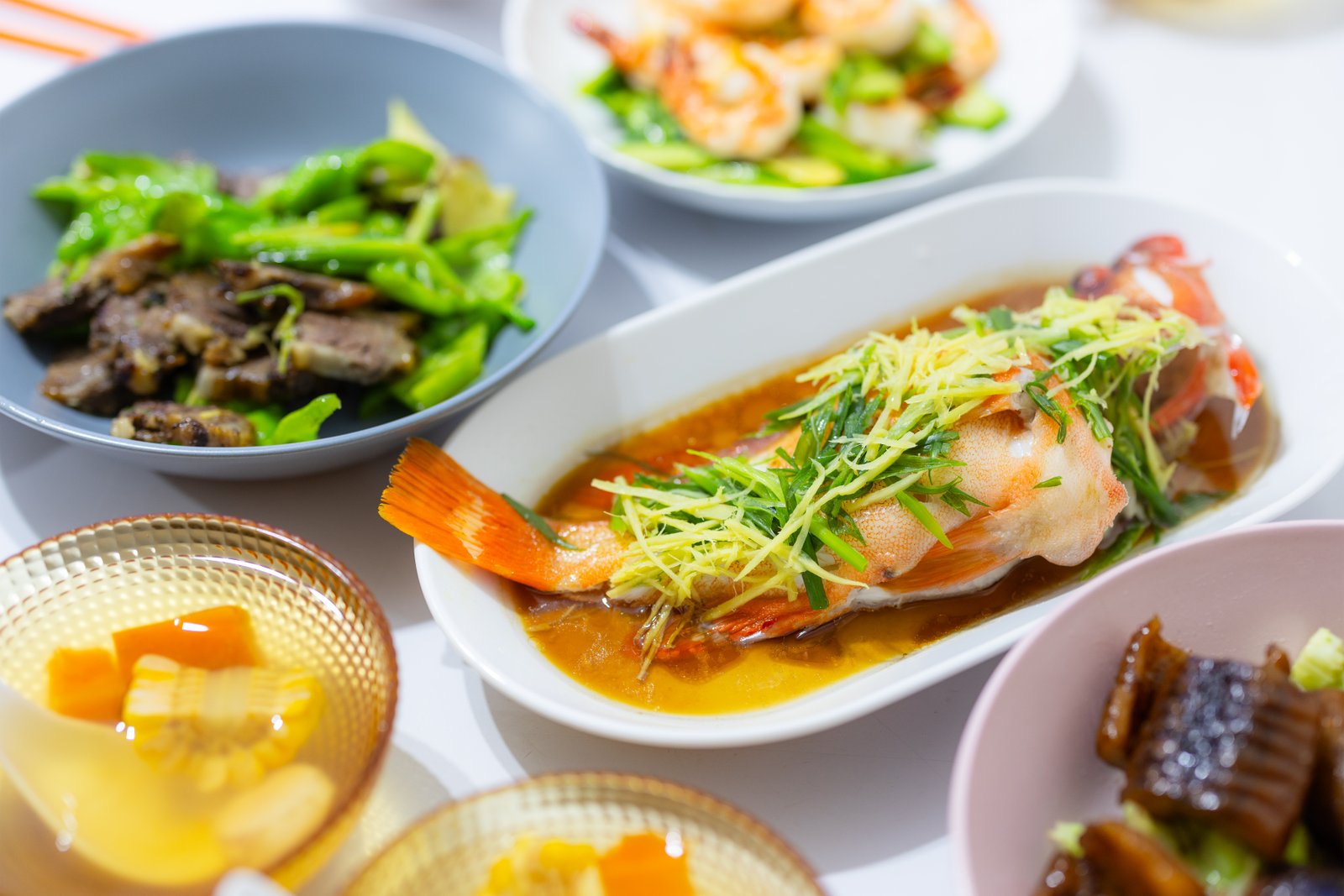 Elegant interior of Evergreen On 38 showcasing a refined Chinese dining atmosphere in Midtown Manhattan.